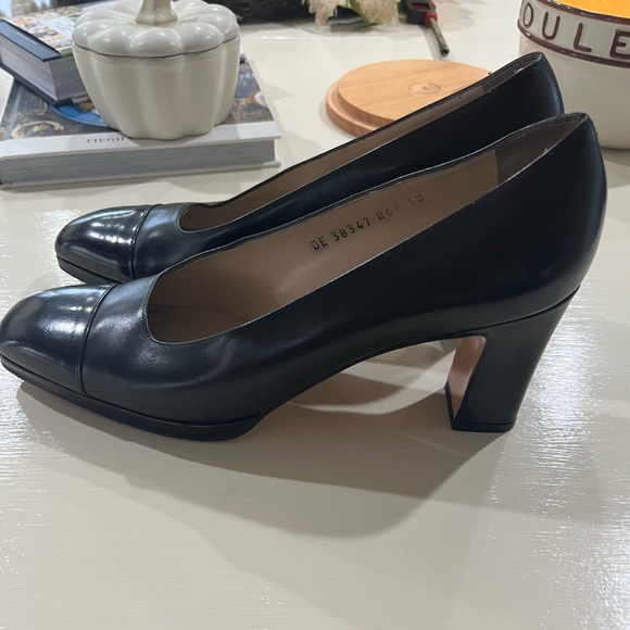 Salvatore Ferragamo black pumps size 10 - Picture 2 of 4